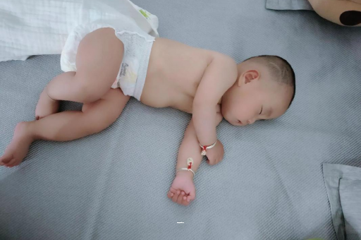 怒江宝宝胳膊上起红疙瘩